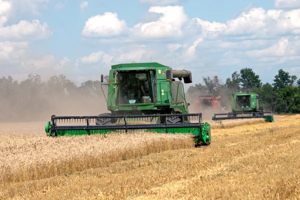 KHARKIV / UKRAINE - JULHO 12. Colheita de campo de trigo no Oblast de Kharkiv na Ucrânia em 12 de julho de 2011 . — Fotografia de Stock
