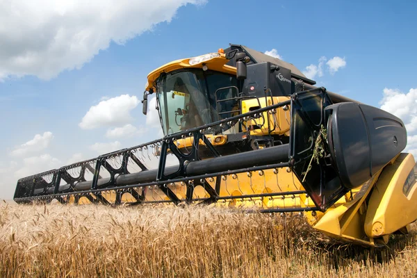 KHARKIV / UKRAINE - JULY 12. Harvesting wheat field in Kharkiv Oblast in the Ukraine in July 12, 2011. — Stock Photo, Image