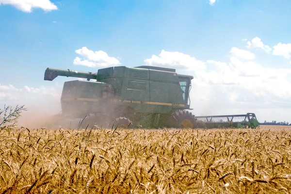 KHARKIV / UKRAINE - JULY 12. Harvesting wheat field in Kharkiv Oblast in the Ukraine in July 12, 2011. — Stock Photo, Image