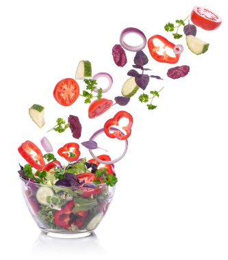 Düşen marul salata sebze. Beyaz izole.