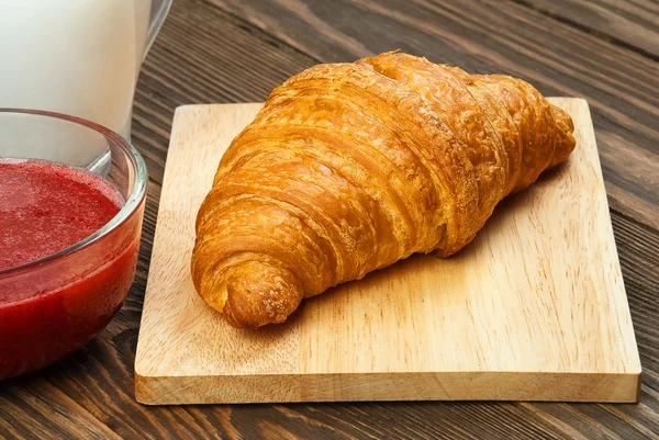 Croissant, Marmelade und Milch aus nächster Nähe. — Stockfoto