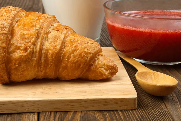 Croissant, Marmelade und Milch aus nächster Nähe. — Stockfoto