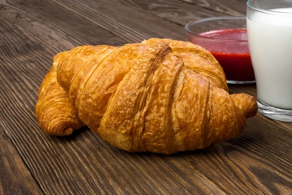 Snídaně s croissanty, mléko a jahodovým džemem. — Stock fotografie