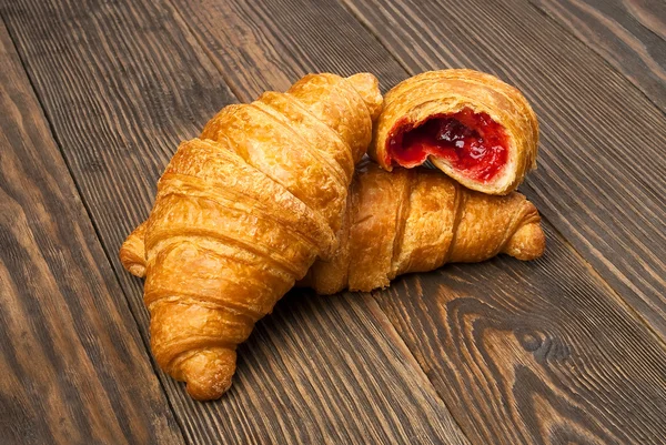 Croissants sobre una mesa de madera — Foto de Stock