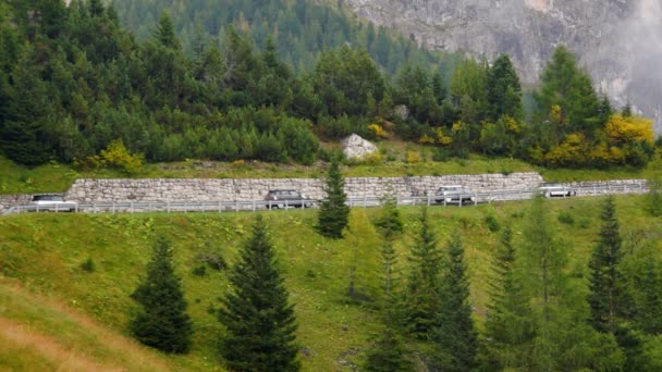 Estrada em alpes — Vídeo de Stock