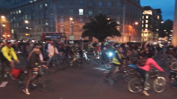 Cyklister flytta genom London — Stockvideo