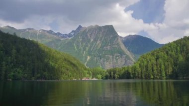 Avusturya Alpleri'nde Gölü