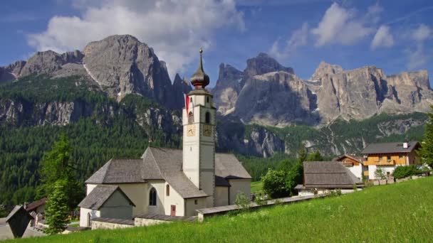 Colfosco village, Dolomies, Itálie — Stock video
