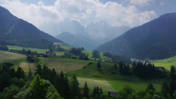 Alpejski krajobraz w Dolomitach — Wideo stockowe