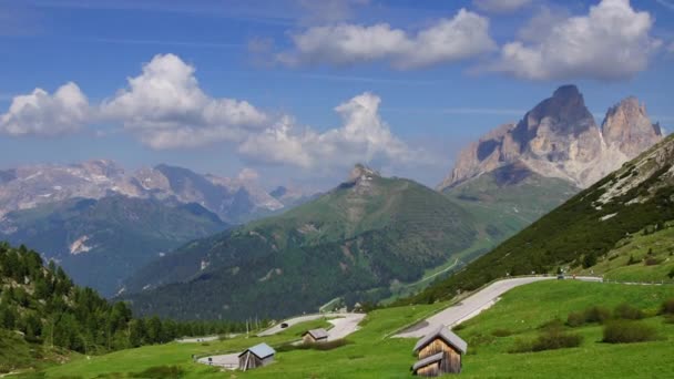 Camino curvo en los Alpes — Vídeo de stock