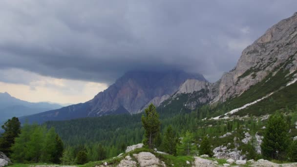 Dia chuvoso em Alpes — Vídeo de Stock