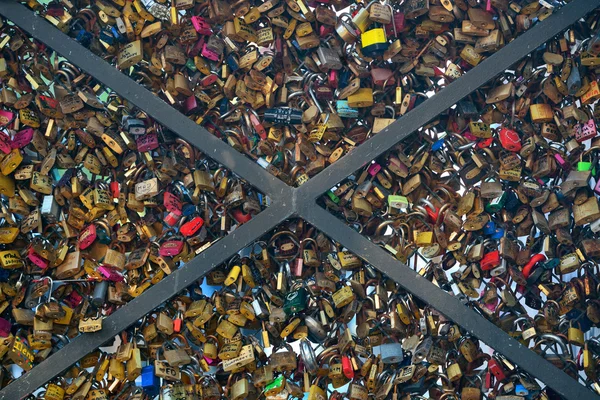 Enorme hoeveelheid hangsloten — Stockfoto