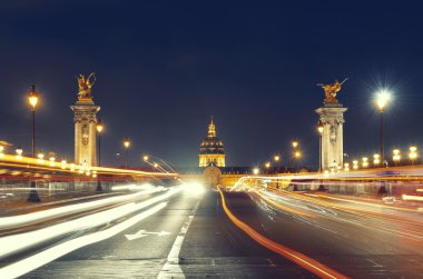 Alexandre III Köprüsü gece görünümü