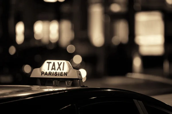 Taxi in der Nacht in Paris — Stockfoto