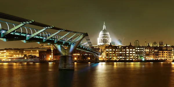 Puente del Milenio y St pauls —  Fotos de Stock