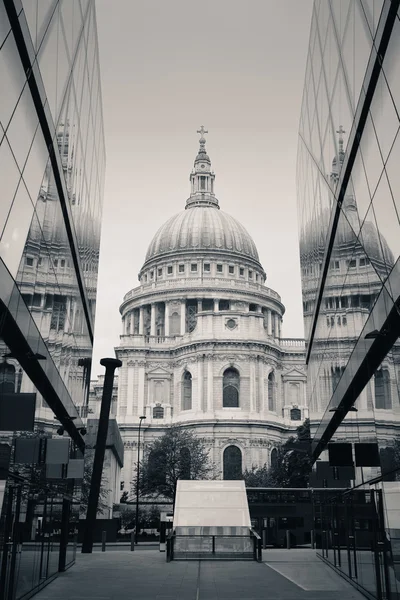 Zobacz St Pauls Cathedral — Zdjęcie stockowe