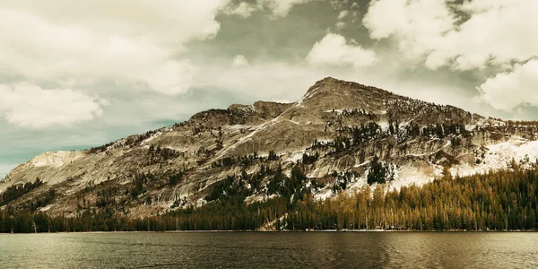 Lago montanha de neve — Fotografia de Stock