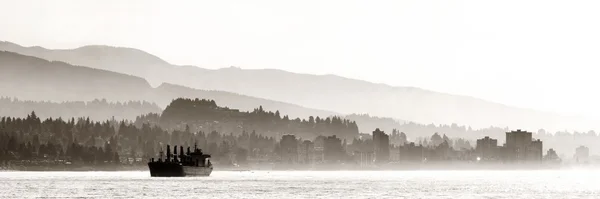 Městské budovy a nákladní loď ve Vancouveru — Stock fotografie