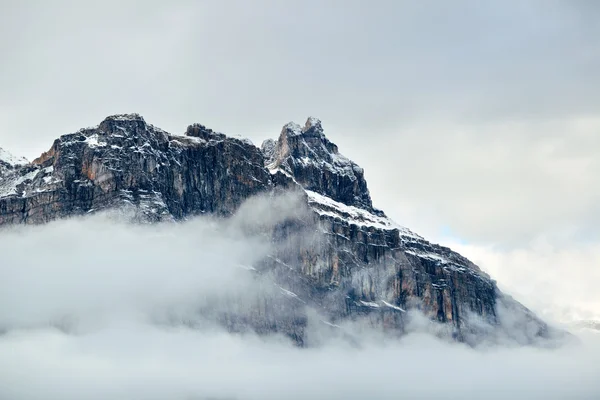 Montagna nebbiosa e nuvole — Foto Stock