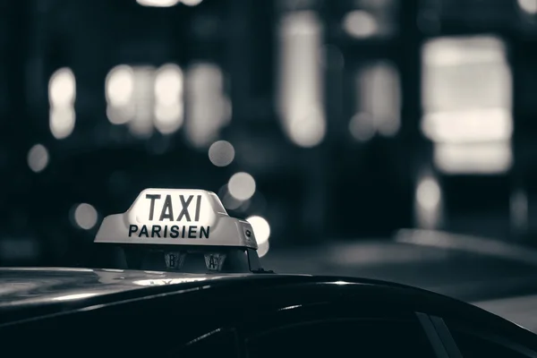 Taxi's nachts in Parijs — Stockfoto