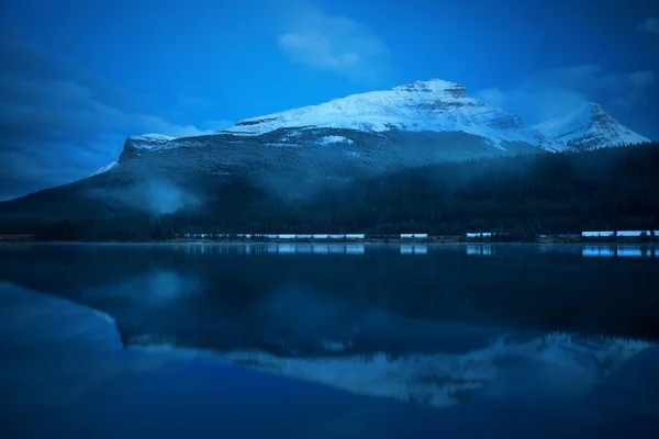 Berg med sjön reflektion — Stockfoto