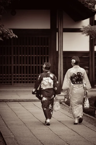 Les femmes japonaises en costumes traditionnels — Photo