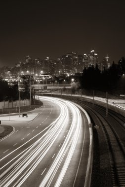 Calgary downtown ışık ile geceleri rotaları