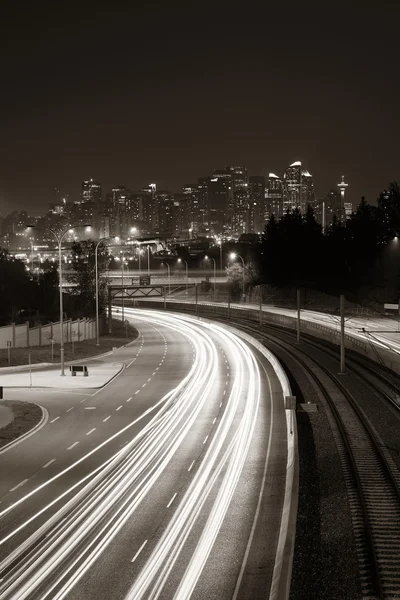 Calgary centro con senderos ligeros por la noche — Foto de Stock