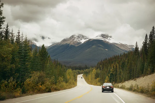 Εθνική οδό στο Εθνικό Πάρκο Banff — Φωτογραφία Αρχείου