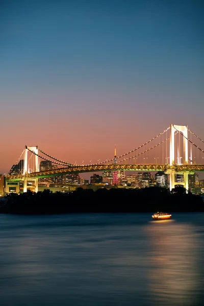 Tokyo Bay mit Regenbogenbrücke — Stockfoto