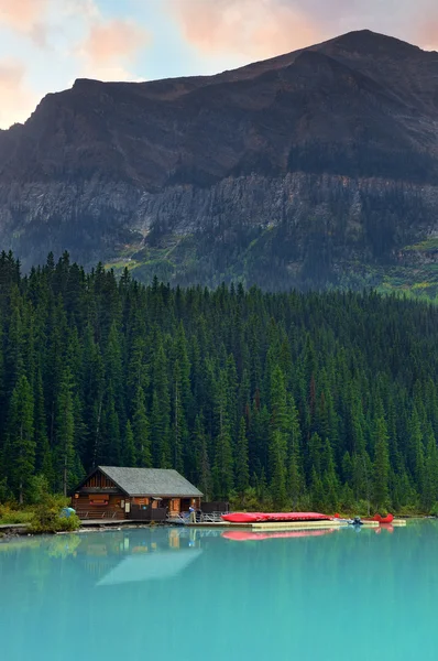 Barco casa pelo Lago Louise — Fotografia de Stock