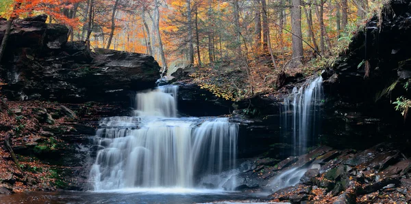 Autumn waterfalls in park — Stock Photo, Image