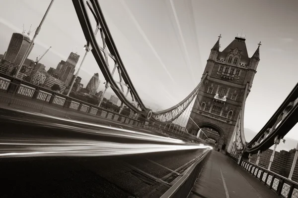 Tower Bridge morgonen trafik — Stockfoto