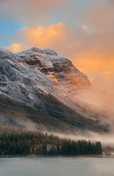 Neblige Berge Sonnenuntergang — Stockfoto