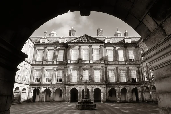 Palácio de Holyroodhouse vista — Fotografia de Stock