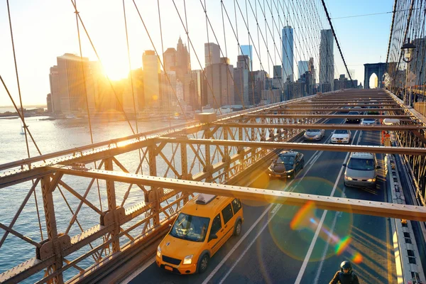 Ponte de Brooklyn com tráfego ao pôr do sol — Fotografia de Stock