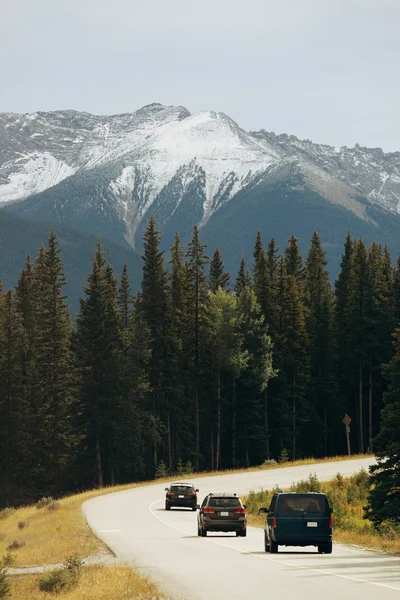 Viaje por carretera en el Parque Nacional Banff — Foto de Stock