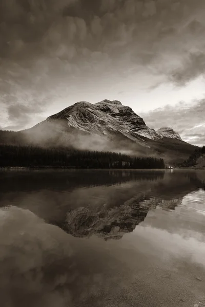 Berge mit Seenspiegelung — Stockfoto