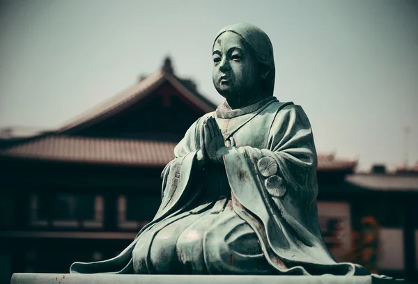 Statue und Schrein in Tokio — Stockfoto