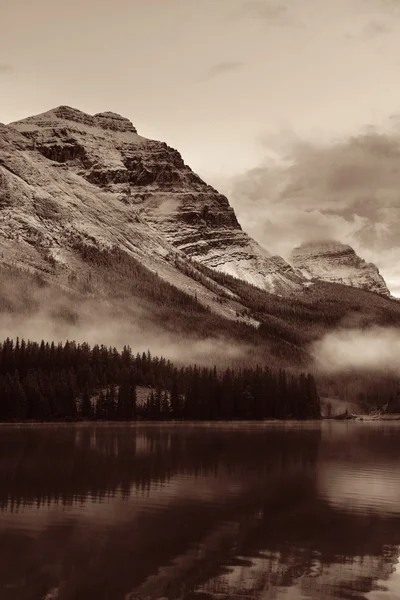 Montagnes avec reflet lac — Photo