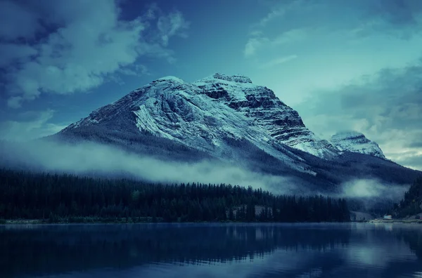 Montanhas com reflexão lago — Fotografia de Stock