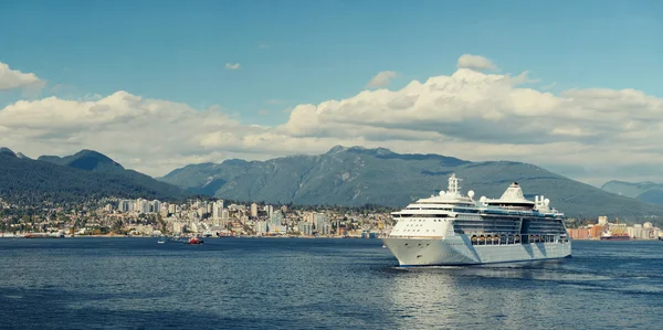 Bateau de croisière et horizon de la ville — Photo