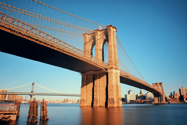 Brooklyn bridge på waterfront — Stockfoto