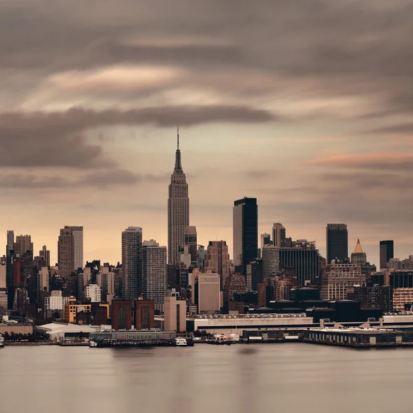 Skyline van Manhattan midtown bij zonsondergang — Stockfoto
