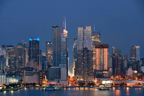 Skyline van Manhattan midtown nachts — Stockfoto