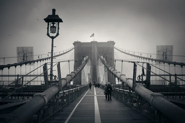 Passeggiata sul ponte di Brooklyn in una giornata nebbiosa — Foto Stock