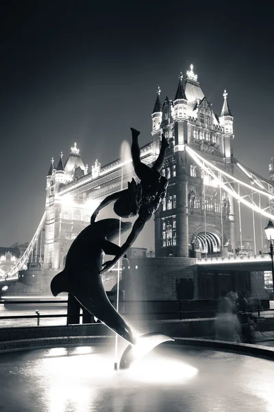 Tower Bridge e statua — Foto Stock