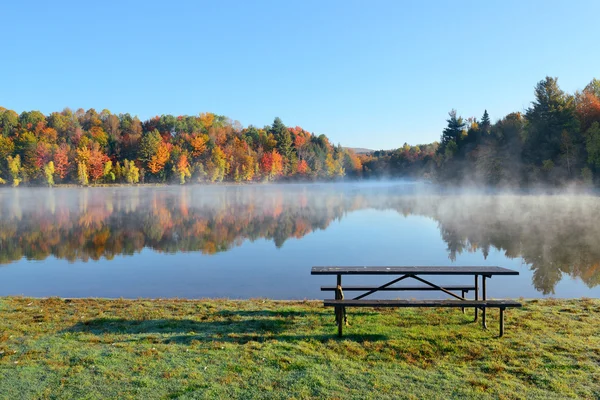 Niebla del follaje del lago otoño —  Fotos de Stock