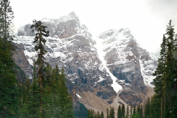 雪帽的山 — 图库照片