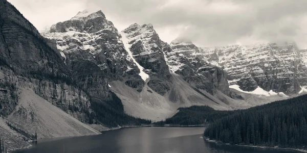 Moraine Lake com neve tampada mountai — Fotografia de Stock